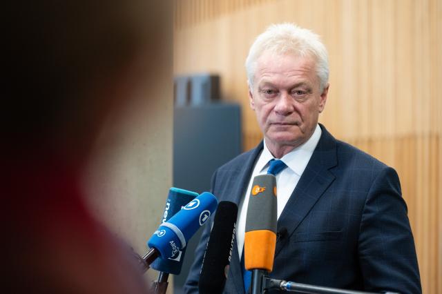 24 October 2025, Brandenburg, Kremmen: Alois Rainer, Germany's Minister for Agriculture, Food and Home Affairs, speaks about the bird flu outbreak. Photo: Christophe Gateau/dpa