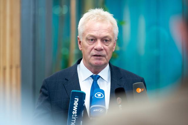 24 October 2025, Brandenburg, Kremmen: Alois Rainer, Germany's Minister for Agriculture, Food and Home Affairs, speaks about the bird flu outbreak. Photo: Christophe Gateau/dpa
