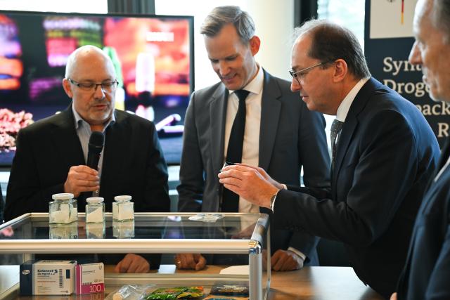 24 October 2025, Hesse, Wiesbaden: (L-R) A BKA forensic technician presents seized synthetic drugs in a display case to Government Commissioner for Drugs Hendrik Streeck, Germany's Interior Minister Alexander Dobrindt, and Federal Criminal Police Office (BKA) President Holger Muench during a press conference at the BKA headquarters in Wiesbaden. The Federal Ministry of the Interior and the BKA present the 2024 Federal Situation Reports on Narcotics and Organized Crime. Photo: Arne Dedert/dpa