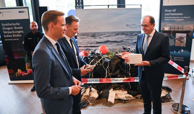 24 October 2025, Hesse, Wiesbaden: Germany's Interior Minister Alexander Dobrindt (R), Government Commissioner for Drugs Hendrik Streeck (L), and Federal Criminal Police Office (BKA) President Holger Muench stand next to a seized quantity of cocaine recovered off the coast of Borkum, during a press conference at the BKA headquarters in Wiesbaden. The Federal Ministry of the Interior and the BKA present the 2024 Federal Situation Reports on Narcotics and Organized Crime. Photo: Arne Dedert/dpa
