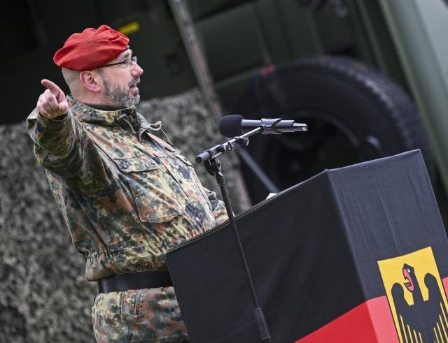24 October 2025, Brandenburg, Beelitz: Commander Torsten Voigt speaks at the ceremonial swearing-in of recruits from the logistics battalions in Burg, Saxony-Anhalt, and Beelitz, held in the city park. Photo: Jens Kalaene/dpa