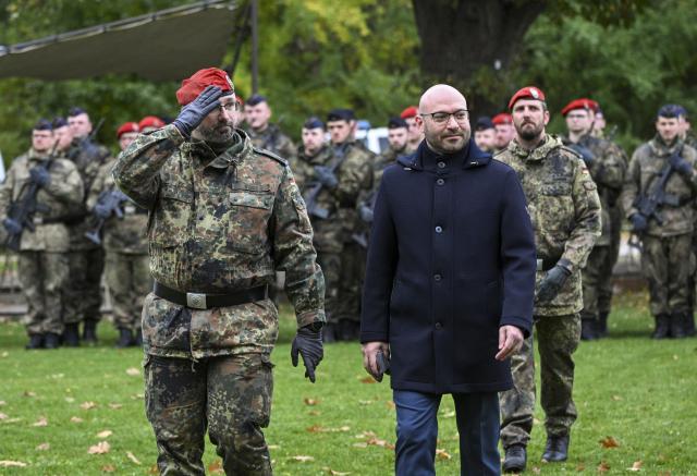 24 October 2025, Brandenburg, Beelitz: Commander Torsten Voigt (L) and the German Bundeswehr's Minister of the Interior Rene Wilke welcome recruits from the logistics battalions in Burg, Saxony-Anhalt, and Beelitz during the ceremonial swearing-in in the city park. Photo: Jens Kalaene/dpa