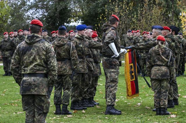 24 October 2025, Brandenburg, Beelitz: Soldiers of the German Bundeswehr, recruits from the logistics battalions in Burg, Saxony-Anhalt, and Beelitz, take their ceremonial oath in the city park. Photo: Jens Kalaene/dpa