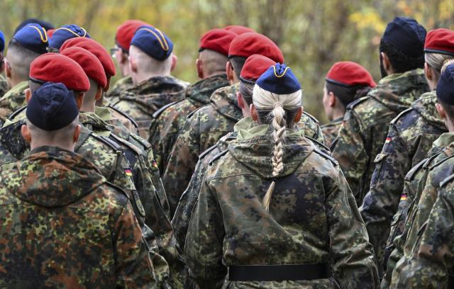 24 October 2025, Brandenburg, Beelitz: Soldiers of the German Bundeswehr, recruits from the logistics battalions in Burg, Saxony-Anhalt, and Beelitz, take their ceremonial oath in the city park. Photo: Jens Kalaene/dpa