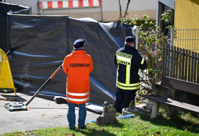 24 October 2025, Baden-Wuerttemberg, Oellingen: Firefighters close a poultry farm where around 15,000 animals were culled the previous day following an outbreak of bird flu. Photo: -/dpa