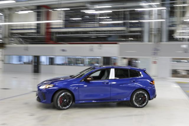 24 October 2025, Saxony, Leipzig: A finished BMW 1 Series drives autonomously from the assembly line through the factory hall at BMW Group Plant Leipzig. Around 6800 employees currently produce the 1 Series, the 2 Series Gran Coupe, the 2 Series Active Tourer and the Mini Countryman in Leipzig. Photo: Jan Woitas/dpa