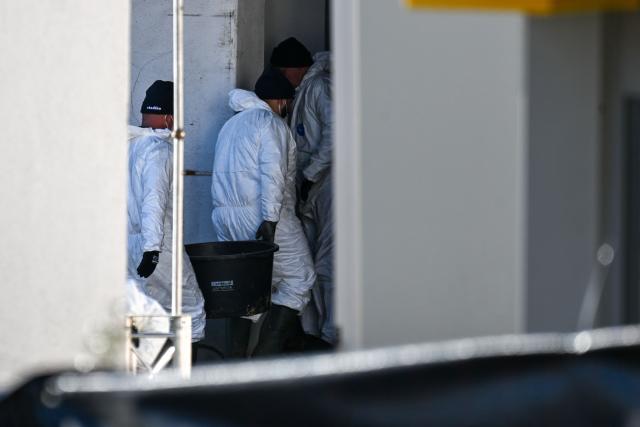 24 October 2025, Baden-Wuerttemberg, Oellingen: Workers in protective suits dispose of animal carcasses. Around 15,000 animals had to be killed following the outbreak of avian flu at the poultry farm in Oellingen. Photo: -/dpa