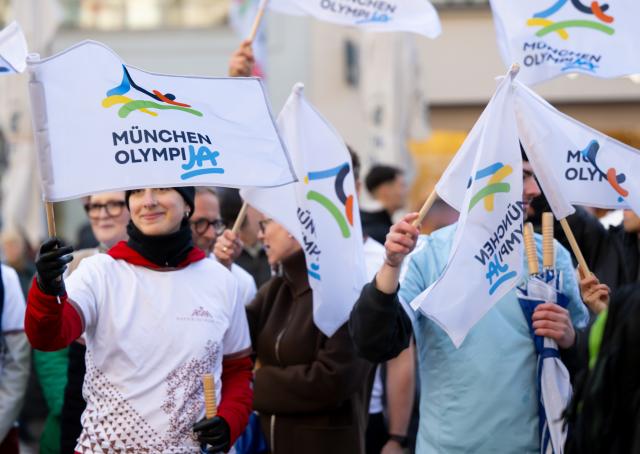 24 October 2025, Bavaria, Munich: Supporters of an Olympic bid take part in a rally on Marienplatz before a referendum on Munich's bid for the Olympic and Paralympic Games. The referendum will determine whether Munich should bid for the Games, which will take place either in 2036, 2040 or 2044. Photo: Sven Hoppe/dpa