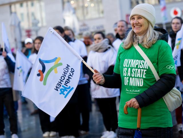 24 October 2025, Bavaria, Munich: Supporters of an Olympic bid take part in a rally on Marienplatz before a referendum on Munich's bid for the Olympic and Paralympic Games. The referendum will determine whether Munich should bid for the Games, which will take place either in 2036, 2040 or 2044. Photo: Sven Hoppe/dpa