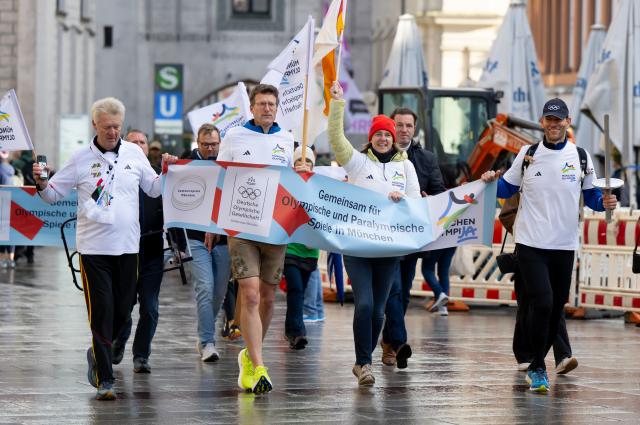 24 October 2025, Bavaria, Munich: Supporters of an Olympic bid take part in a rally on Marienplatz before a referendum on Munich's bid for the Olympic and Paralympic Games. The referendum will determine whether Munich should bid for the Games, which will take place either in 2036, 2040 or 2044. Photo: Sven Hoppe/dpa