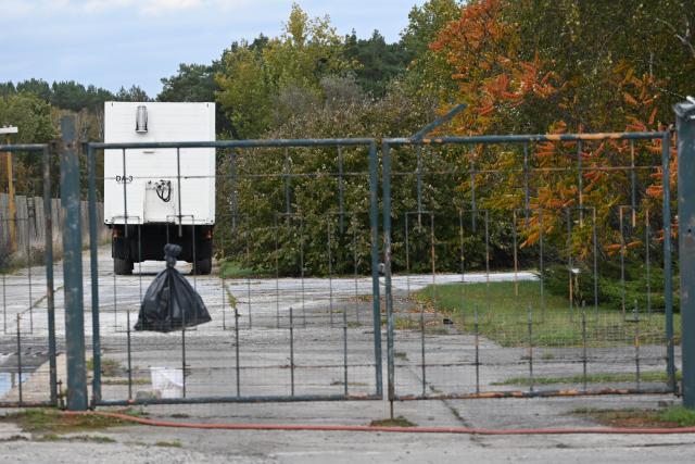 24 October 2025, Mecklenburg-Western Pomerania, Hinrichswalde: A fattening turkey farm in Heinrichswalde in the district of Vorpommern-Greifswald, is closed off due to the outbreak of the Avian influenza, also known as bird flu. Photo: Stefan Sauer/dpa