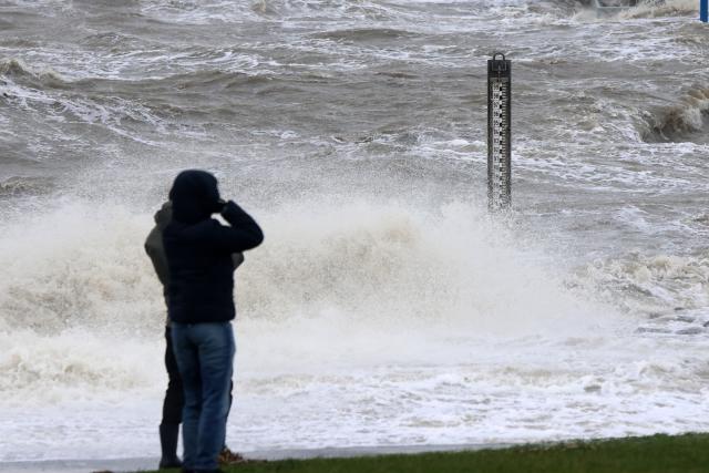 24 October 2025, Schleswig-Holstein, Dagebüll: The water of the North Sea lashes  against the shore at the ferry terminal during the "Joshua" storm surge. Photo: Bodo Marks/dpa