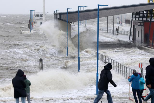 24 October 2025, Schleswig-Holstein, Dagebüll: The water of the North Sea lashes  against the shore at the ferry terminal during the "Joshua" storm surge. Photo: Bodo Marks/dpa