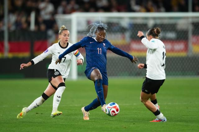 24 October 2025, North Rhine-Westphalia, Duesseldorf: France's Kadidiatou Diani (C) in action with Germany's Giulia Gwinn (L) and Carlotta Wamser during the UEFA Women's Nations League semi-final, first leg, soccer match between Germany and France at the Merkur Spiel-Arena. Photo: Marius Becker/dpa