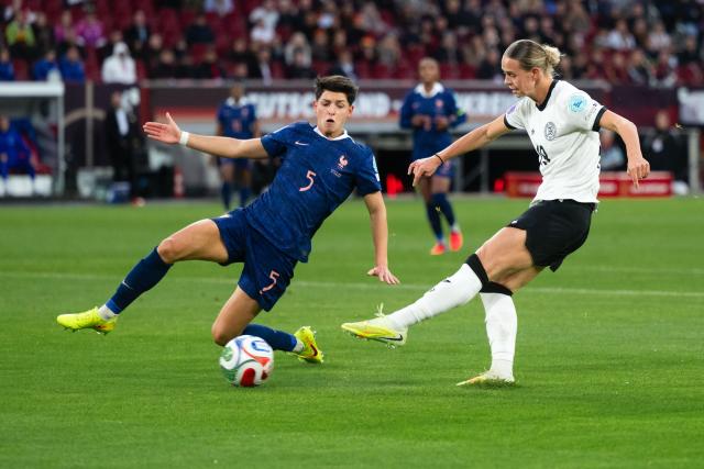 24 October 2025, North Rhine-Westphalia, Duesseldorf: France's Elisa De Almeida (L) and Germany's Klara Buehl battle for the ball during the UEFA Women's Nations League semi-final, first leg, soccer match between Germany and France at the Merkur Spiel-Arena. Photo: Marius Becker/dpa