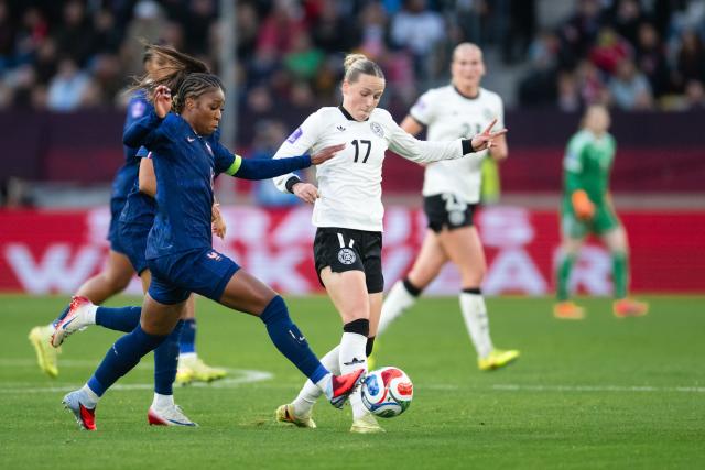24 October 2025, North Rhine-Westphalia, Duesseldorf: Germany's Franziska Kett (R) and France's Grace Geyoro battle for the ball during the UEFA Women's Nations League semi-final, first leg, soccer match between Germany and France at the Merkur Spiel-Arena. Photo: Marius Becker/dpa