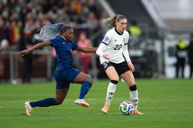 24 October 2025, North Rhine-Westphalia, Duesseldorf: Germany's Jule Brand (R) and France's Kadidiatou Diani battle for the ball during the UEFA Women's Nations League semi-final, first leg, soccer match between Germany and France at the Merkur Spiel-Arena. Photo: Marius Becker/dpa