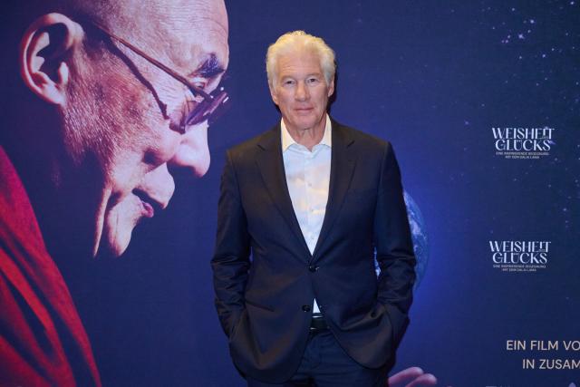 24 October 2025, Berlin: American actor Richard Gere attends the screening of "Wisdom of Happiness" in Berlin. As executive producer of the film and long-time supporter of the Dalai Lama, Gere will be showing his film at the Kulturbrauerei in connection with the presentation of the "Schneeloewe" human rights award. Photo: Annette Riedl/dpa