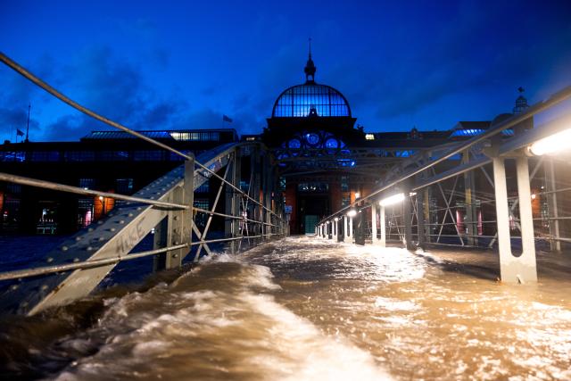 24 October 2025, Hamburg: The fish market on the Elbe is under water, as storm 'Joshua' passes over Germany. Photo: Daniel Bockwoldt/dpa