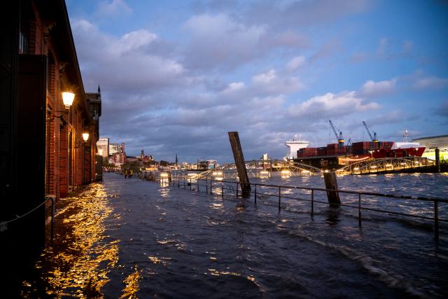 24 October 2025, Hamburg: The fish market on the Elbe is under water, as storm 'Joshua' passes over Germany. Photo: Daniel Bockwoldt/dpa