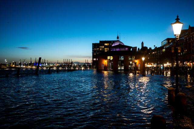 24 October 2025, Hamburg: The fish market on the Elbe is under water, as storm 'Joshua' passes over Germany. Photo: Daniel Bockwoldt/dpa