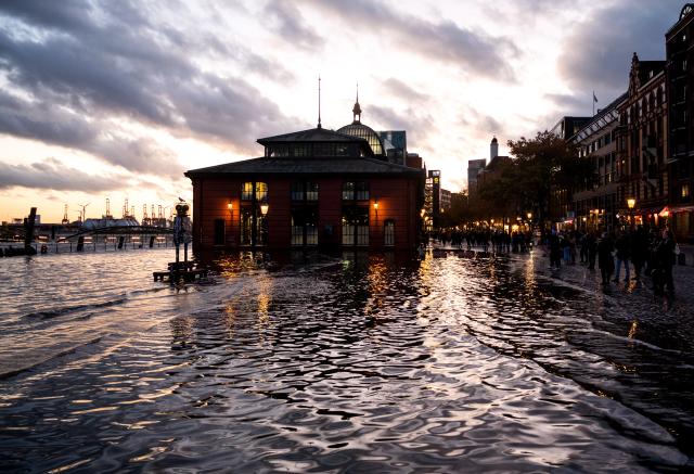 24 October 2025, Hamburg: The fish market on the Elbe is under water, as storm 'Joshua' passes over Germany. Photo: Daniel Bockwoldt/dpa