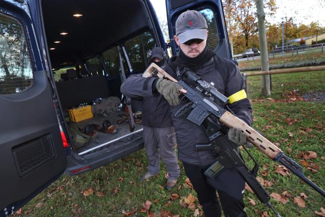 24 October 2025, Bavaria, Rottenburg An Der Laaber: Soldiers of the German Armed Forces (Bundeswehr), disguised as arms dealers, stand in a parking lot during the large-scale Bundeswehr exercise "Marshal Power". Photo: Karl-Josef Hildenbrand/dpa