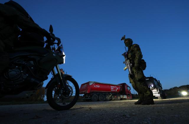 24 October 2025, Bavaria, Rottenburg An Der Laaber: A soldier of the German Armed Forces stands in a parking lot as part of the large-scale Bundeswehr exercise "Marshal Power". Photo: Karl-Josef Hildenbrand/dpa