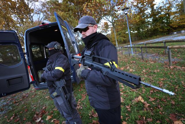 24 October 2025, Bavaria, Rottenburg An Der Laaber: Soldiers of the German Armed Forces (Bundeswehr), disguised as arms dealers, stand in a parking lot during the large-scale Bundeswehr exercise "Marshal Power". Photo: Karl-Josef Hildenbrand/dpa