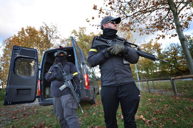 24 October 2025, Bavaria, Rottenburg An Der Laaber: Soldiers of the German Armed Forces (Bundeswehr), disguised as arms dealers, stand in a parking lot during the large-scale Bundeswehr exercise "Marshal Power". Photo: Karl-Josef Hildenbrand/dpa