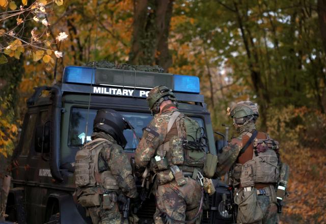 24 October 2025, Bavaria, Rottenburg An Der Laaber: Soldiers of the German Armed Forces (Bundeswehr) discuss the scenario of an attack on a partisan group, as part of the large-scale Bundeswehr exercise "Marshal Power". Photo: Karl-Josef Hildenbrand/dpa