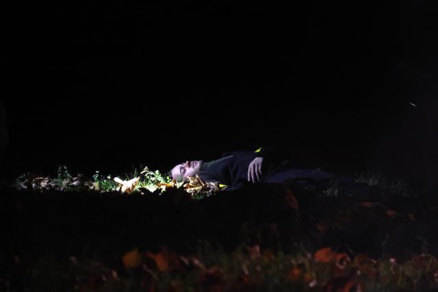 24 October 2025, Bavaria, Rottenburg An Der Laaber: A soldier of the German Armed Forces (Bundeswehr) who represents a victim in the scenario of an attack on a partisan group, lies on the ground as part of the large-scale Bundeswehr exercise "Marshal Power". Photo: Karl-Josef Hildenbrand/dpa