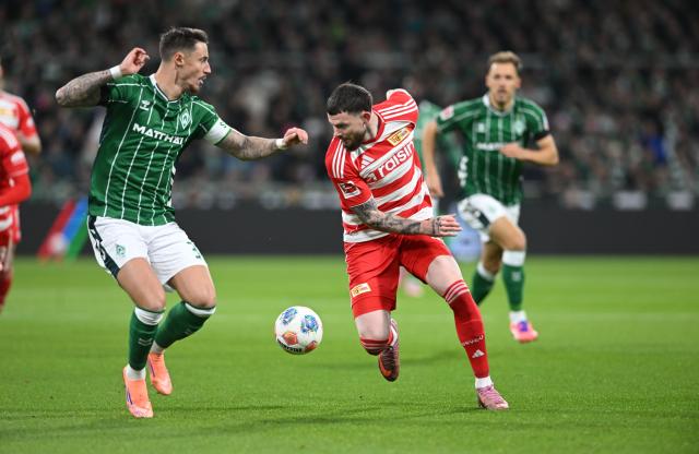 24 October 2025, Bremen: Werder Bremen's Marco Friedl (L) and Union Berlin's Oliver Burke battle for the ball during the Germna Bundesliga soccer match between Werder Bremen and 1. FC Union Berlin at Weserstadion. Photo: Carmen Jaspersen/dpa - IMPORTANT NOTICE: DFL and DFB regulations prohibit any use of photographs as image sequences and/or quasi-video.