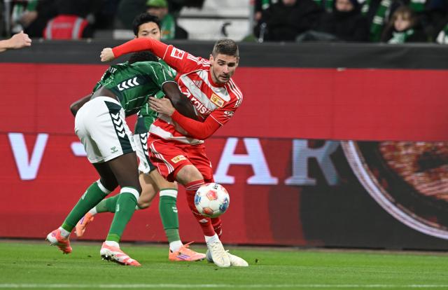 24 October 2025, Bremen: Werder Bremen's Karim Coulibaly (L) and Union Berlin's Andrej Ilic battle for the ball during the German Bundesliga soccer match between Werder Bremen and 1.FC Union Berlin at Weserstadion. Photo: Carmen Jaspersen/dpa - IMPORTANT NOTICE: DFL and DFB regulations prohibit any use of photographs as image sequences and/or quasi-video.