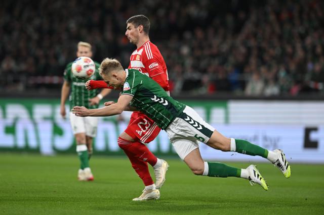 24 October 2025, Bremen: Werder Bremen's Amos Pieper and Union Berlin's Andrej Ilic battle for the ball during the German Bundesliga soccer match between Werder Bremen and 1.FC Union Berlin at Weserstadion. Photo: Carmen Jaspersen/dpa - IMPORTANT NOTICE: DFL and DFB regulations prohibit any use of photographs as image sequences and/or quasi-video.