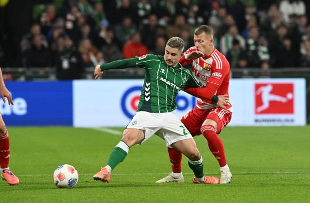 24 October 2025, Bremen: Werder Bremen's Romano Schmid (L) and Union Berlin's Tim Skarke battle for the ball during the Germna Bundesliga soccer match between Werder Bremen and 1. FC Union Berlin at Weserstadion. Photo: Carmen Jaspersen/dpa - IMPORTANT NOTICE: DFL and DFB regulations prohibit any use of photographs as image sequences and/or quasi-video.