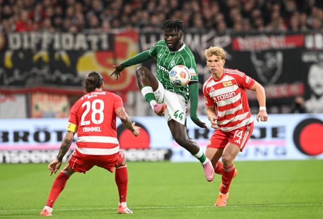 24 October 2025, Bremen: Werder Bremen's Victor Boniface (C) battles for the ball with Union Berlin's Christopher Trimmel (L) and Leopold Querfeld during the Germna Bundesliga soccer match between Werder Bremen and 1. FC Union Berlin at Weserstadion. Photo: Carmen Jaspersen/dpa - IMPORTANT NOTICE: DFL and DFB regulations prohibit any use of photographs as image sequences and/or quasi-video.