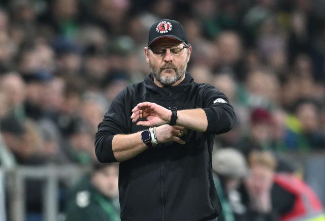 24 October 2025, Bremen: Union Berlin coach Steffen Baumgart checks the time during the German Bundesliga soccer match between Werder Bremen and 1. FC Union Berlin at Weserstadion. Photo: Carmen Jaspersen/dpa - IMPORTANT NOTICE: DFL and DFB regulations prohibit any use of photographs as image sequences and/or quasi-video.