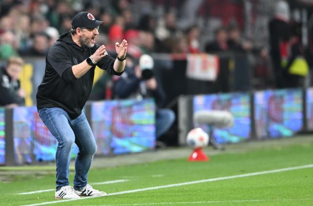 24 October 2025, Bremen: Union Berlin coach Steffen Baumgart gestures during the German Bundesliga soccer match between Werder Bremen and 1. FC Union Berlin at Weserstadion. Photo: Carmen Jaspersen/dpa - IMPORTANT NOTICE: DFL and DFB regulations prohibit any use of photographs as image sequences and/or quasi-video.