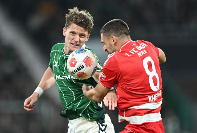 24 October 2025, Bremen: Werder Bremen's Jens Stage (L) and Union Berlin's Rani Khedira battle for the ball during the German Bundesliga soccer match between Werder Bremen and 1.FC Union Berlin at Weserstadion. Photo: Carmen Jaspersen/dpa - IMPORTANT NOTICE: DFL and DFB regulations prohibit any use of photographs as image sequences and/or quasi-video.
