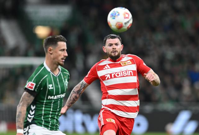 24 October 2025, Bremen: Werder Bremen's Marco Friedl (L) and Union Berlin's Oliver Burke battle for the ball during the German Bundesliga soccer match between Werder Bremen and 1.FC Union Berlin at Weserstadion. Photo: Carmen Jaspersen/dpa - IMPORTANT NOTICE: DFL and DFB regulations prohibit any use of photographs as image sequences and/or quasi-video.