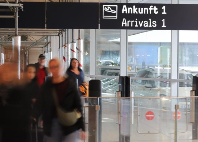 25 October 2025, North Rhine-Westphalia, Cologne: Travelers walk through the arrivals area at Cologne/Bonn Airport, as the two-week fall vacation in North Rhine-Westphalia comes to an end. Photo: Sascha Thelen/dpa