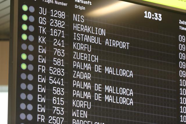 25 October 2025, North Rhine-Westphalia, Cologne: A display board shows arriving flights at Cologne/Bonn Airport, as the two-week fall vacation in North Rhine-Westphalia comes to an end. Photo: Sascha Thelen/dpa