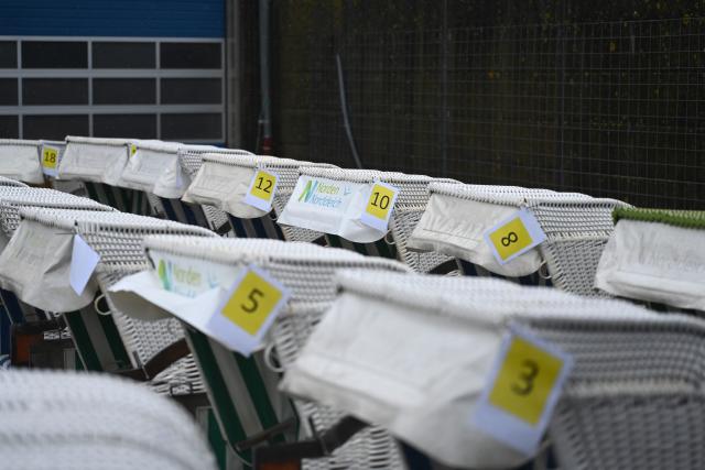 25 October 2025, North Rhine-Westphalia, Norden-Norddeich: Beach chairs stand side by side, ready for auction. As the tourist season comes to an end, numerous bargain hunters gather in the East Frisian coastal town of Norddeich to bid on discarded beach chairs. Photo: Lars Penning/dpa