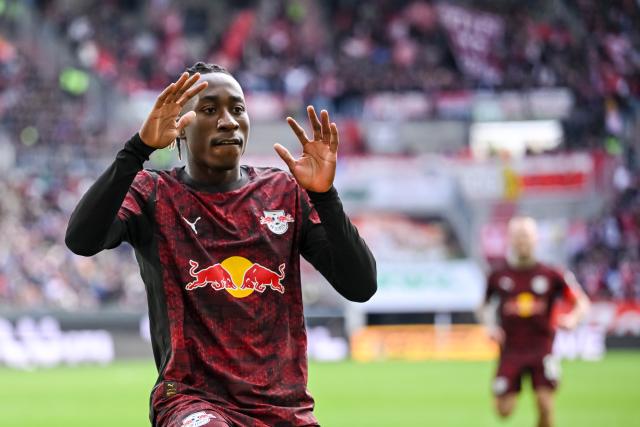 25 October 2025, Bavaria, Augsburg: Leipzig's Yan Diomande celebrates scoring his side's first goal during the German Bundesliga soccer match between FC Augsburg and RB Leipzig at the WWK-Arena. Photo: Harry Langer/dpa - IMPORTANT NOTICE: DFL and DFB regulations prohibit any use of photographs as image sequences and/or quasi-video.