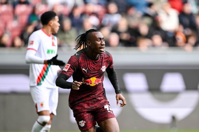25 October 2025, Bavaria, Augsburg: Leipzig's Yan Diomande celebrates scoring his side's first goal during the German Bundesliga soccer match between FC Augsburg and RB Leipzig at the WWK-Arena. Photo: Harry Langer/dpa - IMPORTANT NOTICE: DFL and DFB regulations prohibit any use of photographs as image sequences and/or quasi-video.