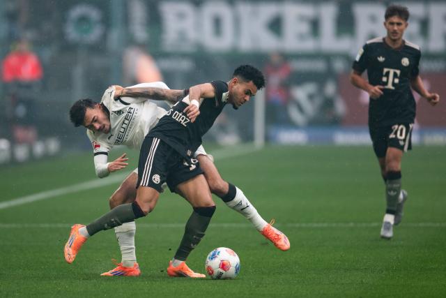 25 October 2025, North Rhine-Westphalia, Moenchengladbach: Borussia Moenchengladbach's Jens Castrop (L) and Bayern Munich's Luis Diaz battle for the ball during the German Bundesliga soccer match between Borussia Moenchengladbach and Bayern Munich at Borussia Park stadium. Photo: Marius Becker/dpa - IMPORTANT NOTICE: DFL and DFB regulations prohibit any use of photographs as image sequences and/or quasi-video.