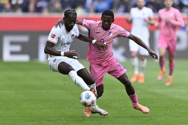 25 October 2025, Sinsheim: Heidenheim's Omar Traore and Hoffenheim's Bazoumana Toure battle for the ball during the German Bundesliga soccer match between TSG 1899 Hoffenheim and 1. FC Heidenheim at the PreZero Arena. Photo: Uwe Anspach/dpa - IMPORTANT NOTICE: DFL and DFB regulations prohibit any use of photographs as image sequences and/or quasi-video.