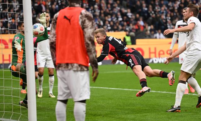 25 October 2025, North Rhine-Westphalia, Moenchengladbach: Eintracht Frankfurt's Jonathan Burkardt scores his side's first goal during the German Bundesliga soccer match between Borussia Moenchengladbach and Bayern Munich at Borussia Park stadium. Photo: Arne Dedert/dpa - IMPORTANT NOTICE: DFL and DFB regulations prohibit any use of photographs as image sequences and/or quasi-video.
