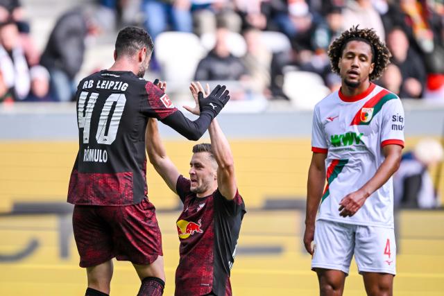 25 October 2025, Hamburg: Leipzig's Romulo Cardoso and Christoph Baumgartner celebrate their fourth goal behind Augsburg's Han-Noah Massengo during the German Bundesliga soccer match between Hamburger SV and VfL Wolfsburg at the Volksparkstadion. Photo: Harry Langer/dpa - IMPORTANT NOTICE: DFL and DFB regulations prohibit any use of photographs as image sequences and/or quasi-video.